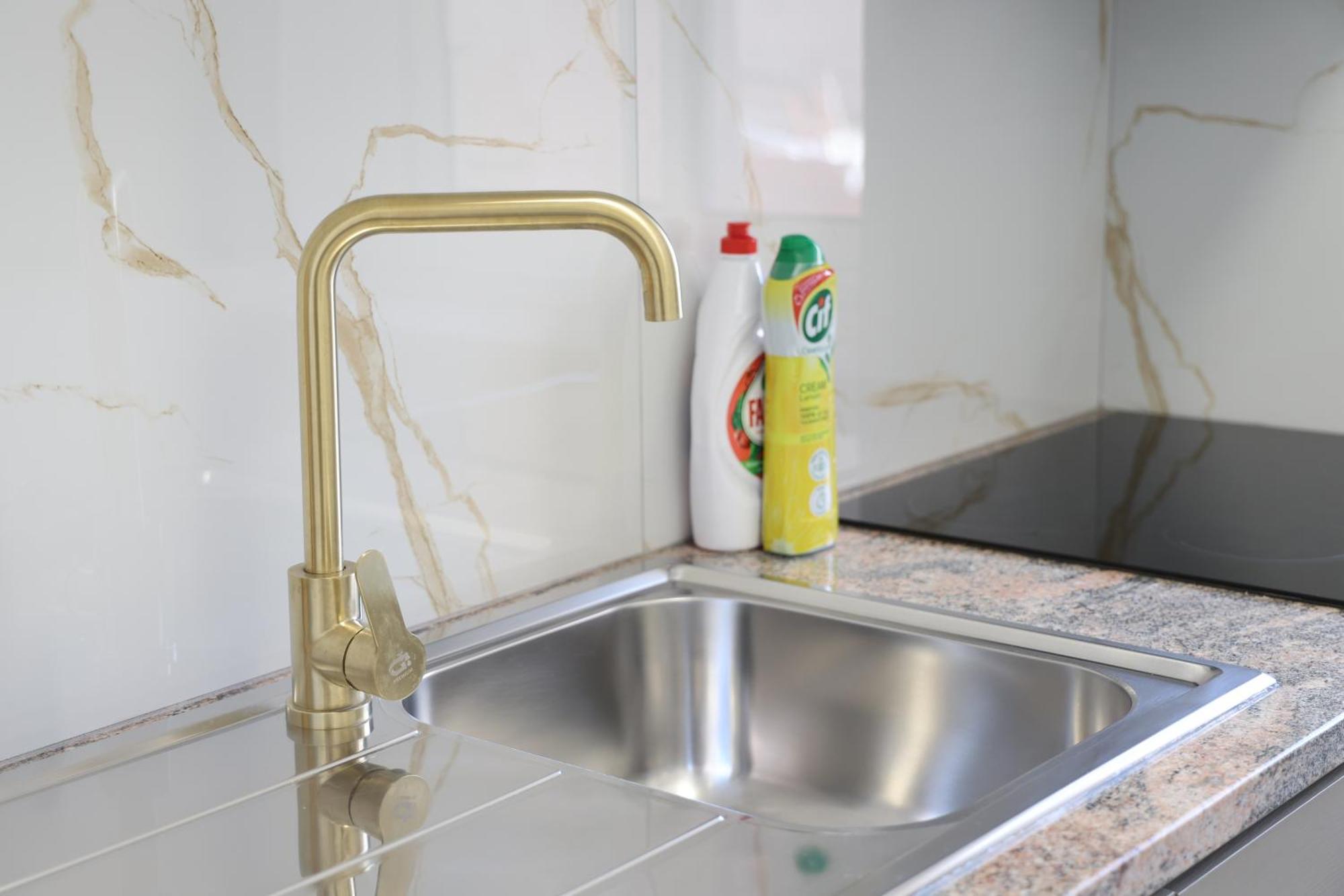 Renovated 2br Retreat Near The * Sarandë
