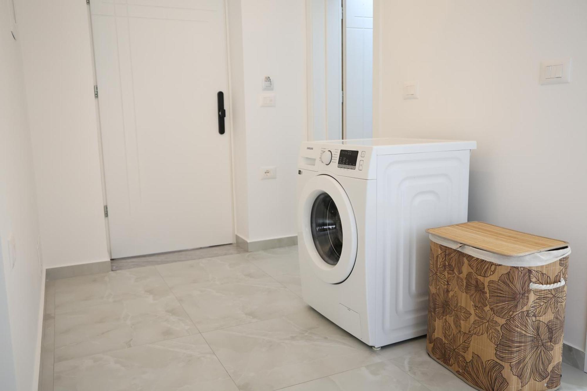 Apartment Renovated 2br Retreat Near The *